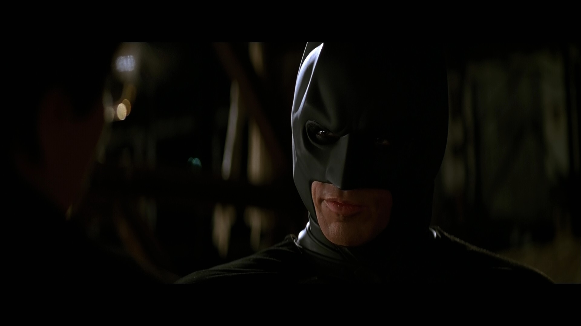 Ограниченный по времени темный рыцарь 53 глава. Кристиан Бейл Бэтмен. Темный рыцарь 2008 Готэм. Темный рыцарь 2008 Бэтмен без маски. Batman begins.