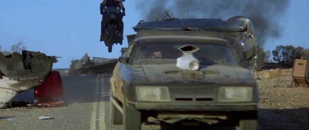 Review_360_Photo_7_-_The_Road_Warrior_(George_Miller,_1981)_1000_420_90_c1.jpg